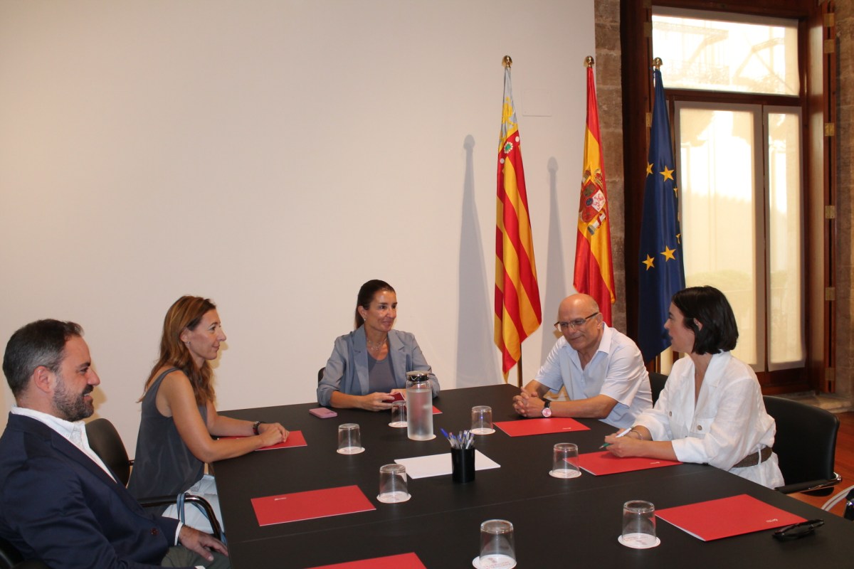 CSIF se reúne con la consellera de Administración Pública y le pide un impulso del teletrabajo o que el valenciano sea&nbsp;mérito