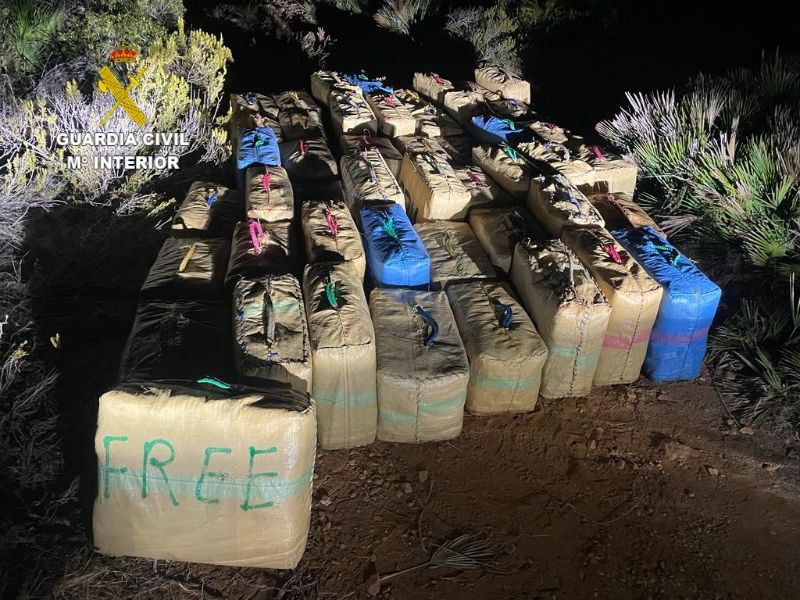La Guardia Civil localiza un alijo de 3.400 kilos de polen hachís y detiene a una persona e investiga a otras tres en la costa de Alcalá de Xivert-Alcossebre