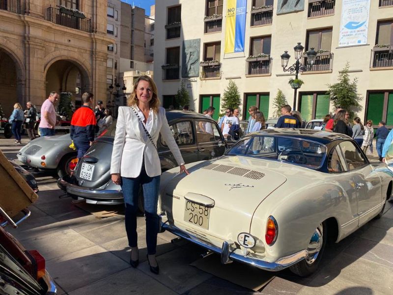 Coches clásicos del siglo XX toman la Plaza Mayor de&nbsp;Castellón