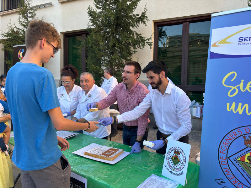 El Patronato de Turismo y el Gremi de Forners reparten en la plaza Mayor 2.200 porciones de ‘Coca de&nbsp;Castelló’